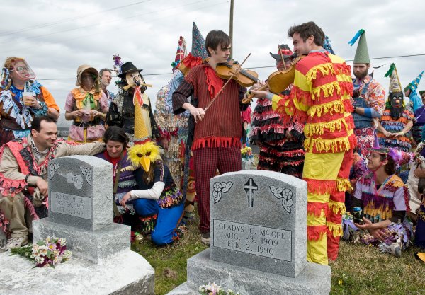 Los violinistas Chris Stafford y Joel Savoy tocan junto a la tumba de Dennis McGee durante el Faquetigue Mardi Gras Courir en Eunice (2009). Foto: David Simpson Los violinistas Chris Stafford y Joel Savoy tocan junto a la tumba de Dennis McGee durante el Faquetigue Mardi Gras Courir en Eunice (2009). Foto: David Simpson