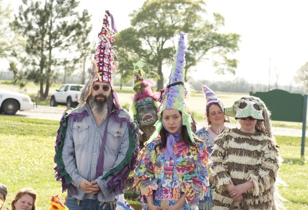 Steve Earle y Lucia Micarelli en el Mardi Gras cajun, en una escena de la serie 