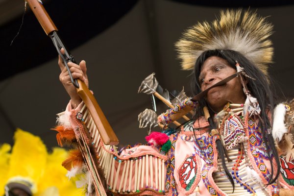 Uno de los personajes que forman parte de una tribu de indios de Mardi Gras. Foto: Derek Bridges