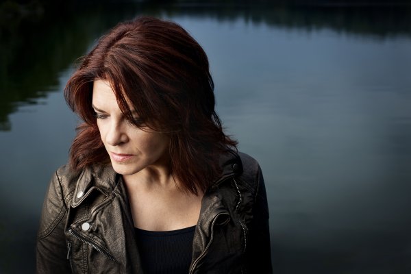 Rosanne Cash, ante el Mississippi. Foto: Clay Patrick McBride Rosanne Cash, ante el Mississippi. Foto: Clay Patrick McBride