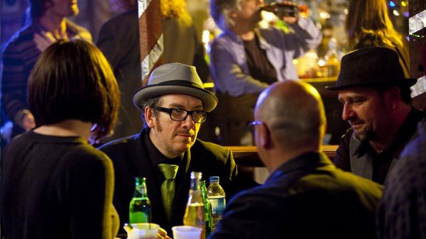 Elvis Costello, interpretándose a sí mismo en el primer episodio de la serie 