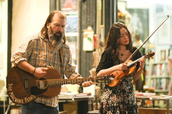 Steve Earle junto a Lucia Micarelli en una escena de la serie Steve Earle junto a Lucia Micarelli en una escena de la serie