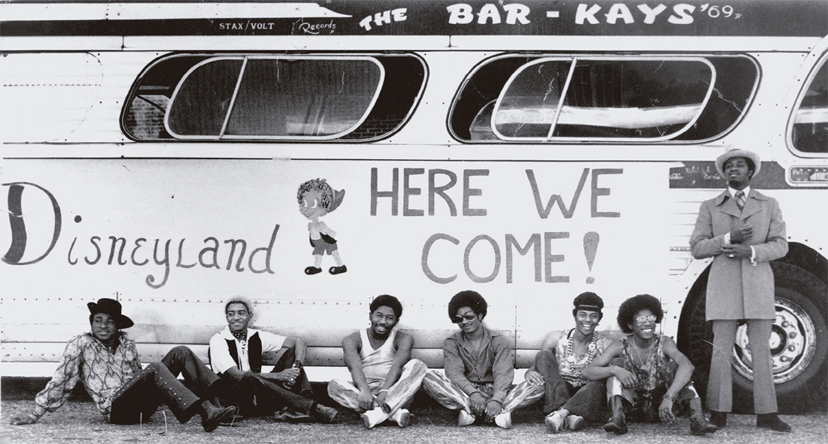 The Bar-Kays de gira en 1969, en la imagen de la contraportada del libro 