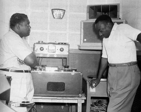Fats Domino (izquierda) y  Dave Bartholomew (derecha) en 1956, escuchando una grabación en el estudio de Matassa