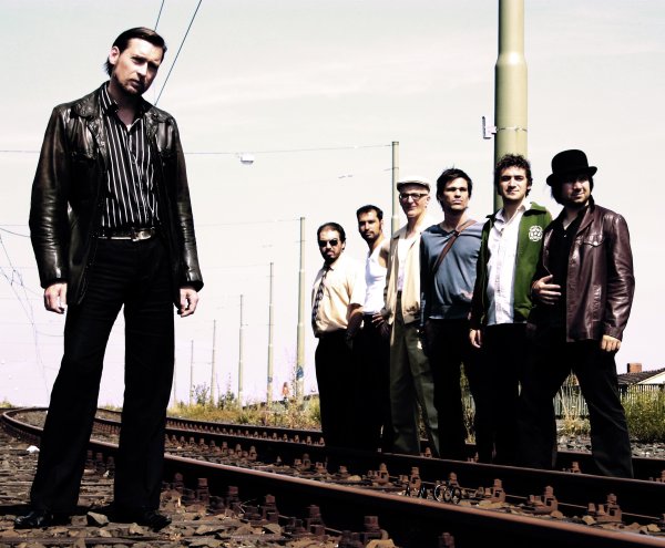 Doc Wenz (a la izquierda), el líder de la Mardi Gras.BB, con algunos de sus componentes: el sonido de las brass bands desde Alemania Doc Wenz (a la izquierda), el líder de la Mardi Gras.BB, con algunos de sus componentes: el sonido de las brass bands desde Alemania