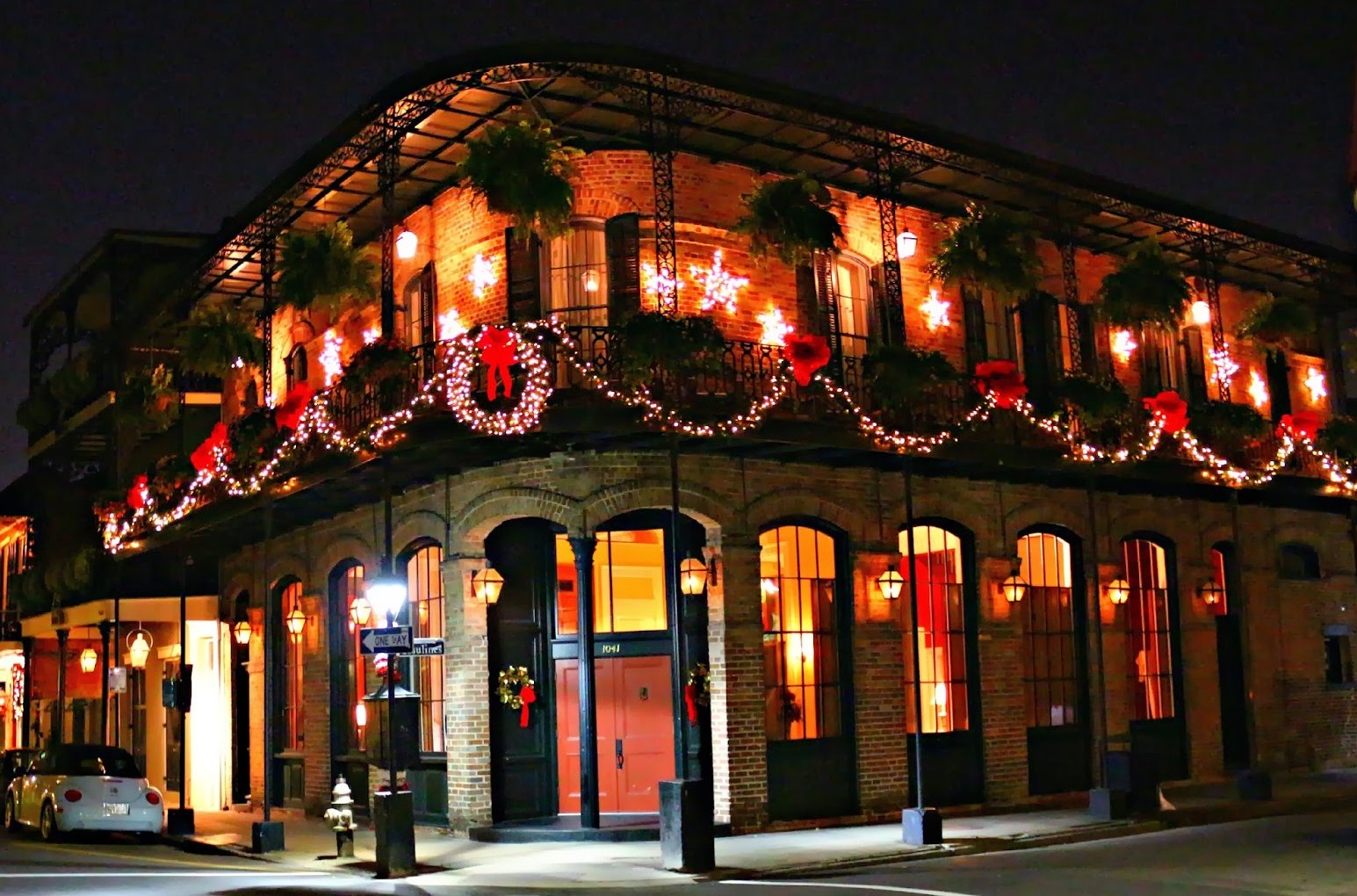 En Navidad las casas y establecimientos del Barrio Francés de Nueva Orleans se adornan con luces y guirnaldas En Navidad las casas y establecimientos del Barrio Francés de Nueva Orleans se adornan con luces y guirnaldas