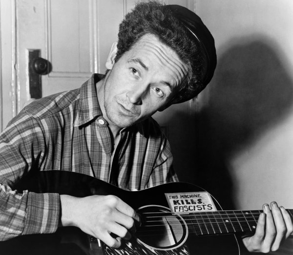 Woody Guthrie en 1943, con su guitarra 