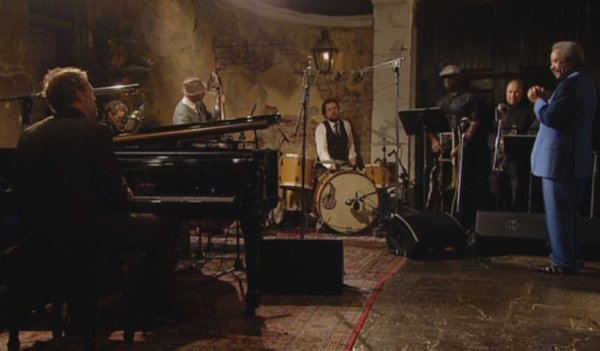 Hugh Laurie con Allen Toussaint, en una escena del documental 