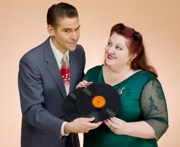 Roy Kay y Angelatini, cantantes del gripo de Seattle The Starjays