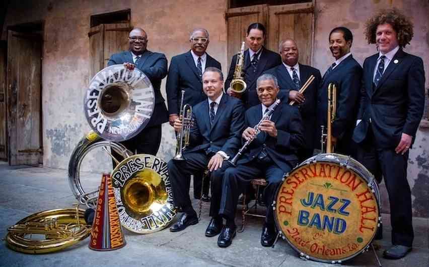La histórica Preservation Hall Jazz Band, con Ben Jaffe (a la derecha).